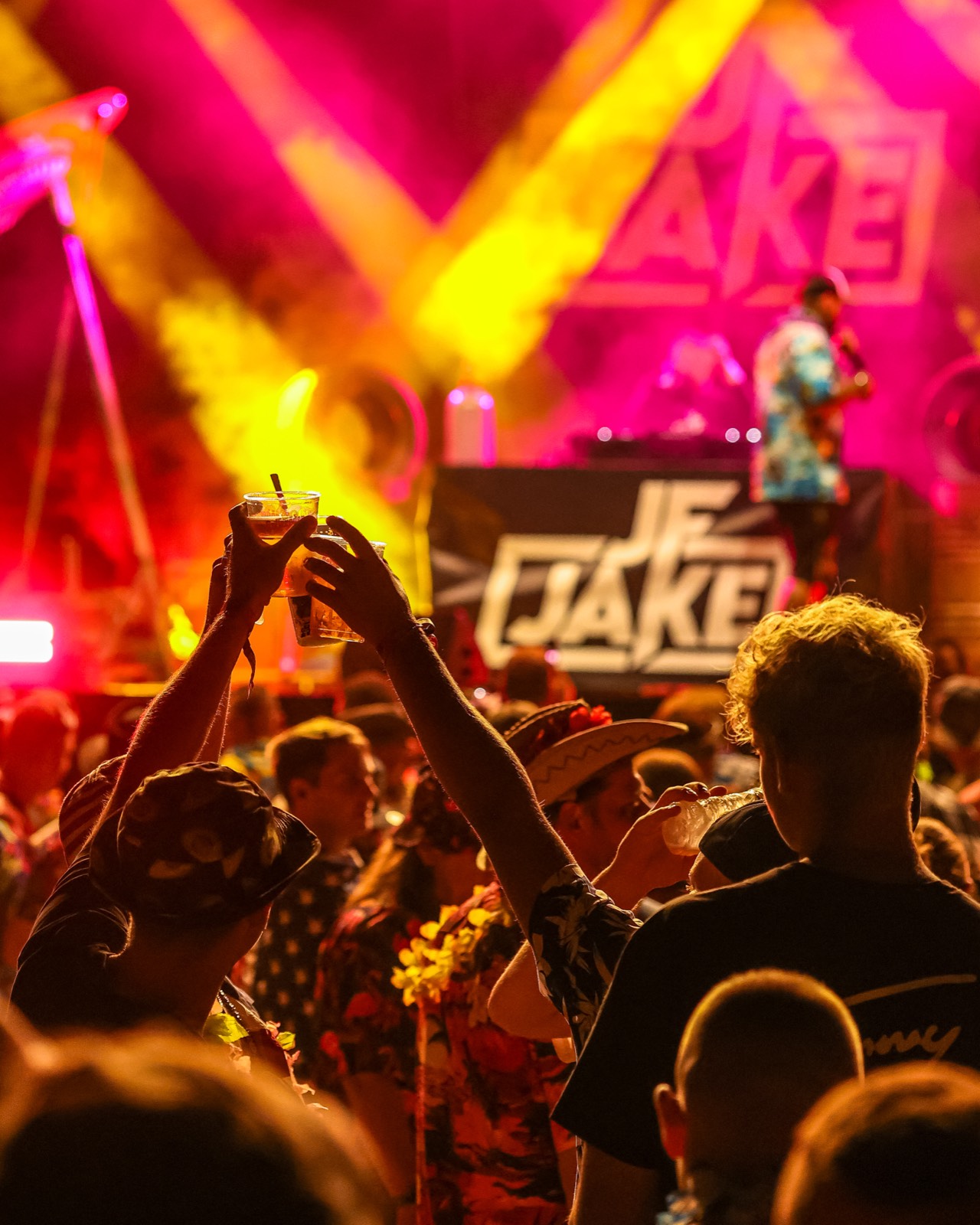 Feiernde Crowd vor der JF Jake Bühne