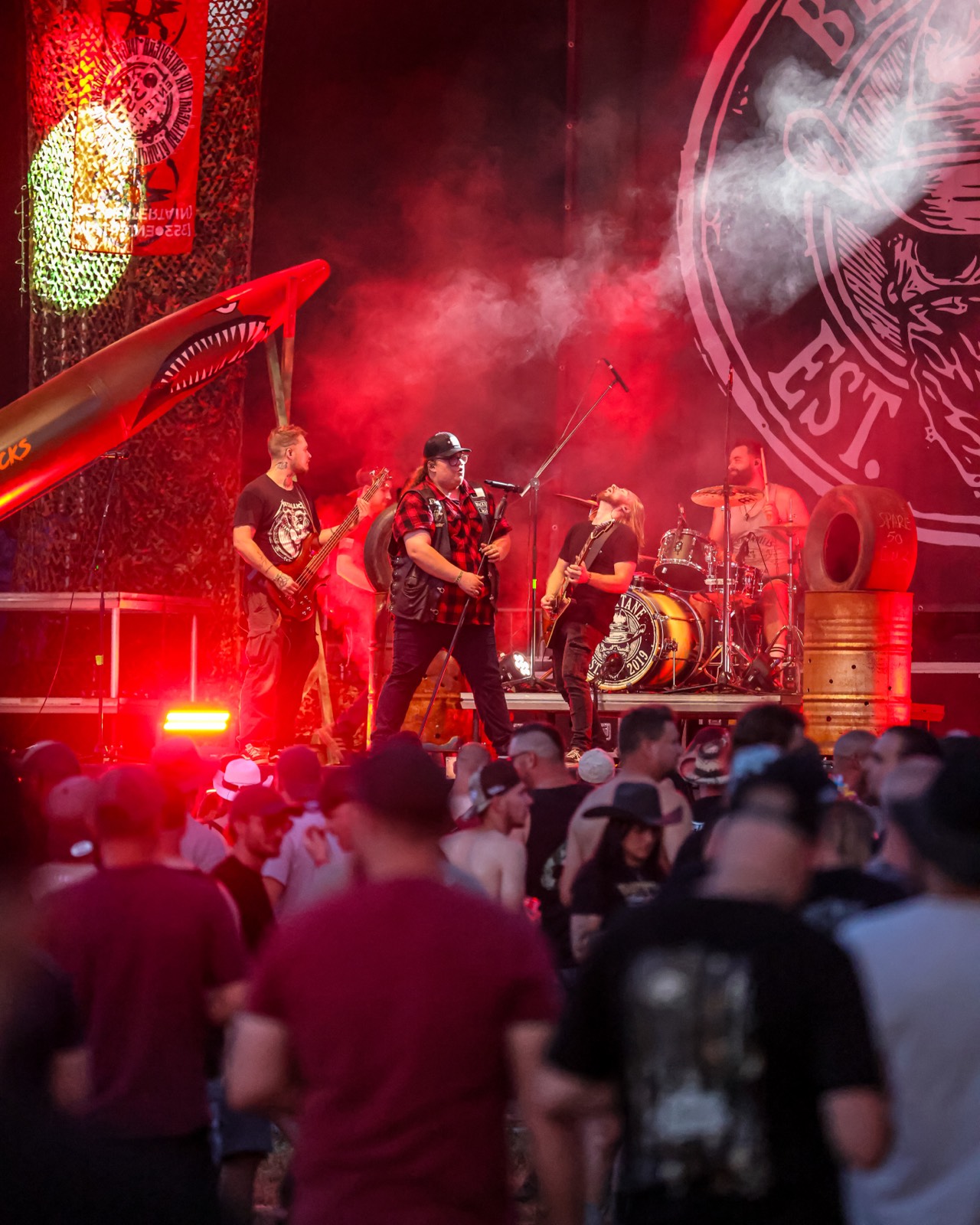 Band auf der Hauptbühne im roten Bühnenlicht