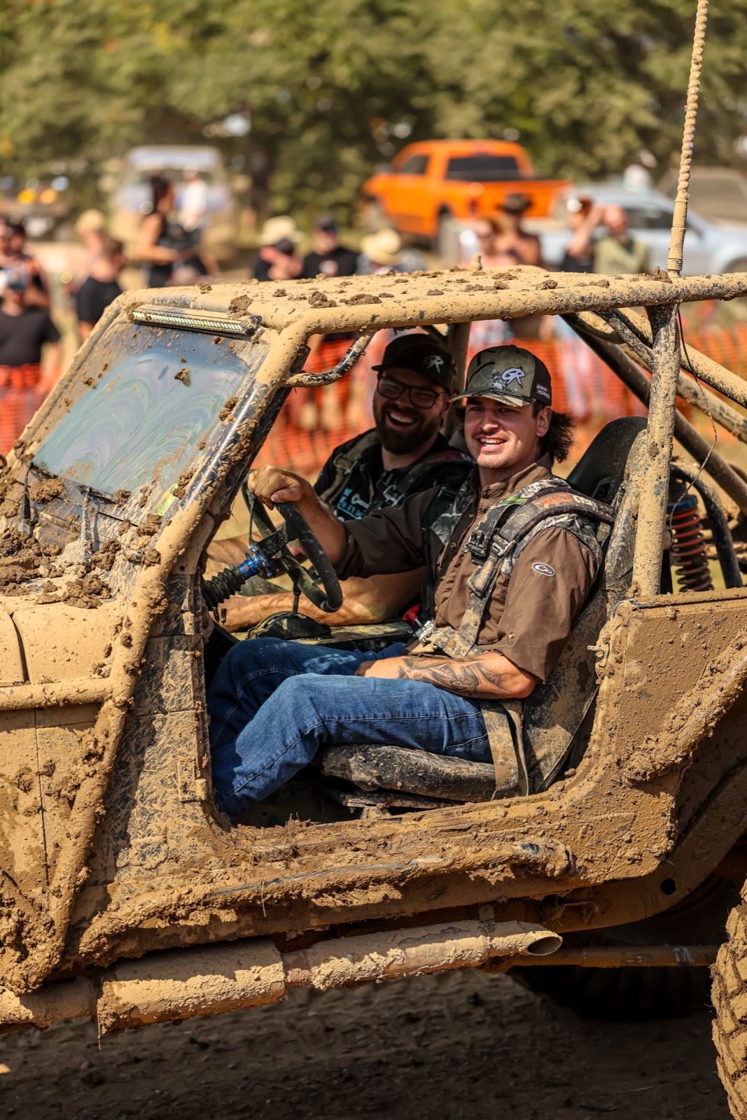 Buggy im Mud Pit, komplett eingeschlammt