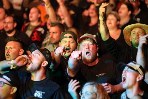Feiernde Crowd vor der Bühne