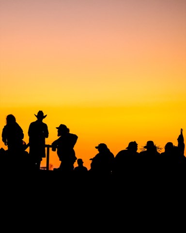 Silhouetten der Crowd im Sonnenuntergang