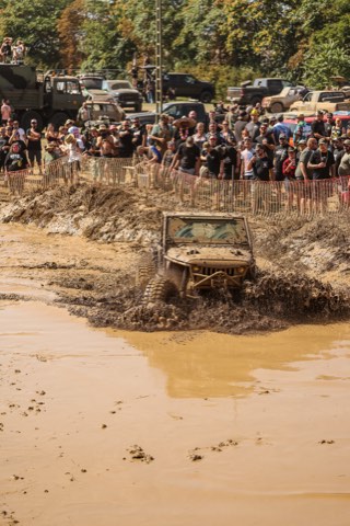 Jeep beim Mud Bogging im Mud Pit