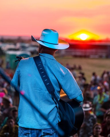 Musiker auf der Bühne im Sonnenuntergang