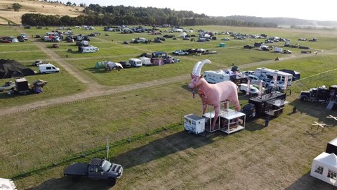 Drohnenaufnahme des Tailgate Geländes mit Camp und Maskottchen