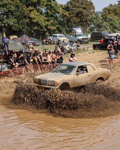 Auto durchpflügt den Mud Pit